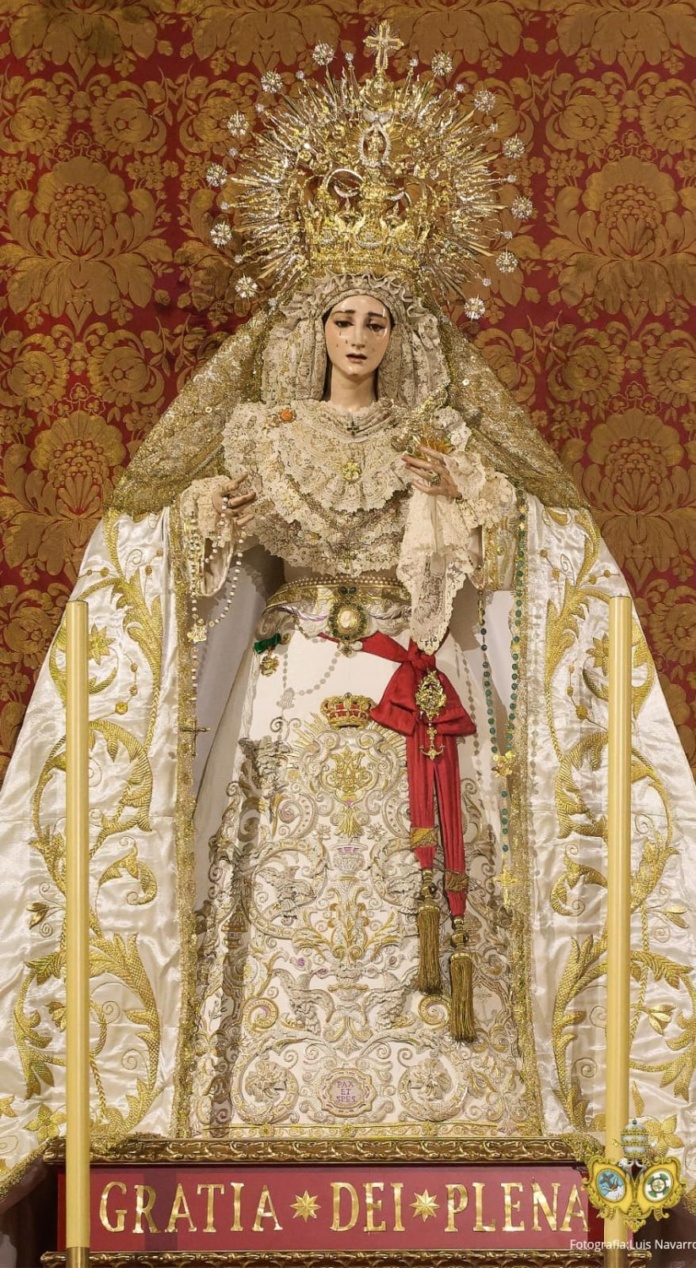 María Santísima de la Paz y Esperanza Coronada ataviada para Su Festividad y el Solemne Triduo en su honor.